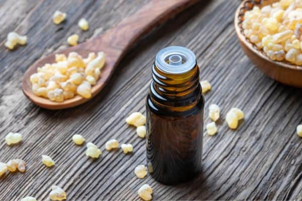 Frankincense Essential Oil Benefits for Skincare (with Recipe Ideas)